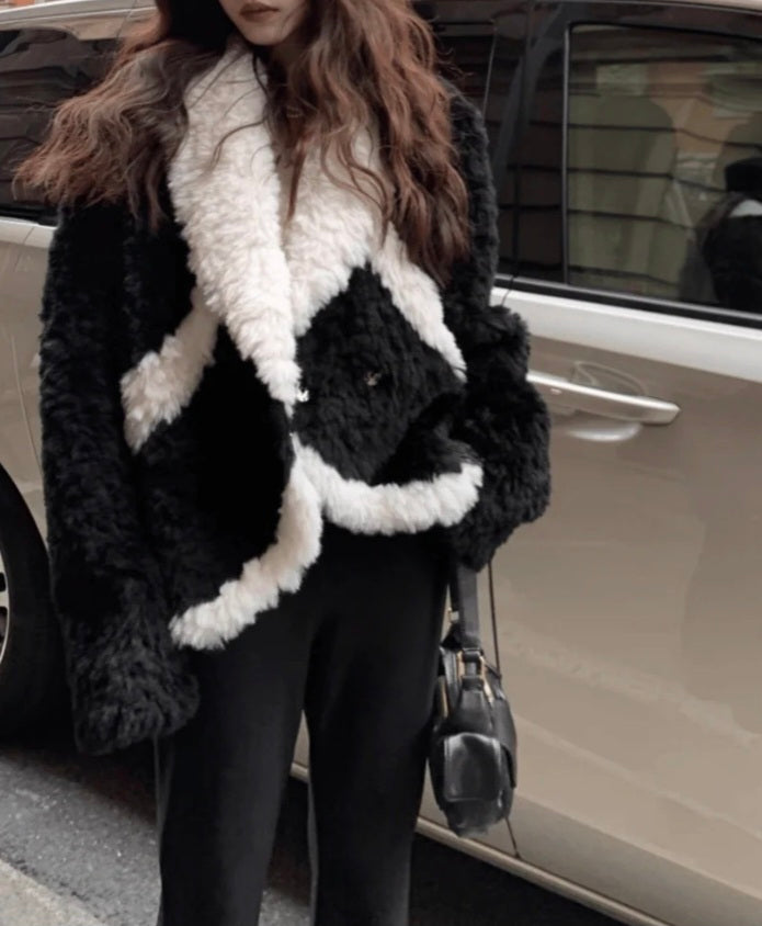 STACEY FELLJACKE SCHWARZ WEIß LOOK