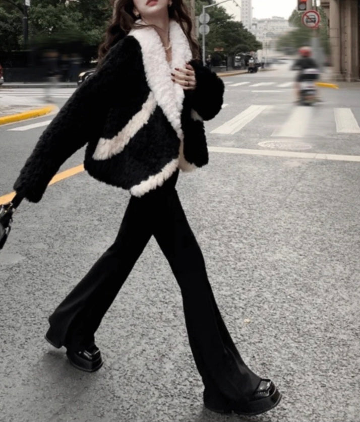 STACEY FELLJACKE SCHWARZ WEIß LOOK